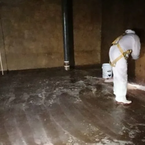 Imagen de trabajadores realizando calentamiento de articulaciones antes de actividades industriales