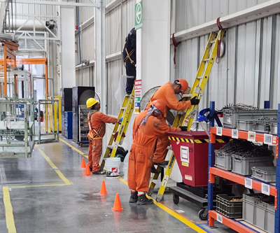 Limpiezas programadas de muros y móntense de lámina en operación de la planta