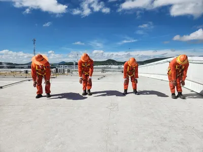 Imagen de trabajadores realizando calentamiento de articulaciones antes de actividades industriales