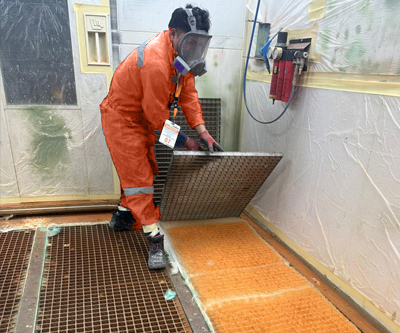 Limpieza profesional en cabinas industriales - Grupo Rex Mantenimiento