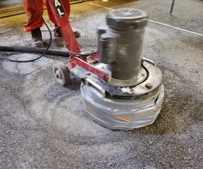 Limpieza Piso industrial con máquina desbastadora de tres discos