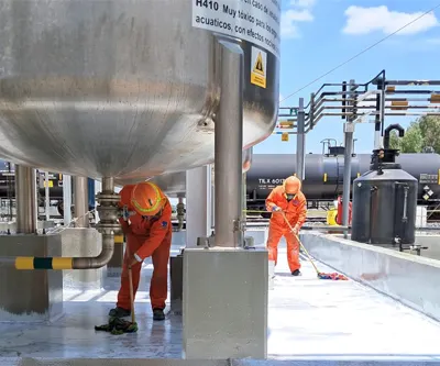 Limpieza de área piso industrial Grupo Rex