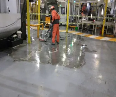 Limpieza de piso para resina epóxica Grupo Rex