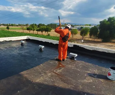 Aplicación de primer con asfaltos modificados SBS