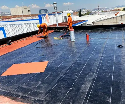 Sistema bicapa con capa soporte en prefabricado liso 3mm y granular 4-5mm