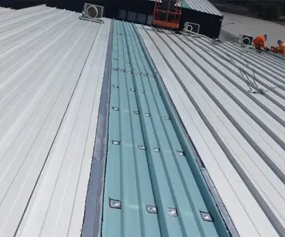 Sistema impermeable para cubiertas metálicas y fibra de vidrio o de policarbonato