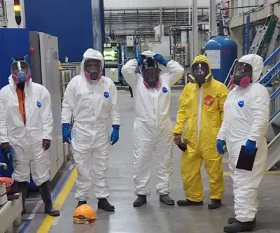 Nuestros colaboradores con el EPP adecuado.