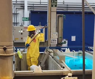 Limpieza de tinas de procesos de galvanico.