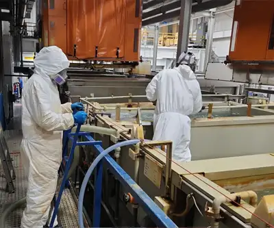 Limpieza de tinas en un sistema galvanico.