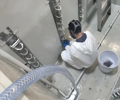 Desmonte de equipos de apoyo en tinas de galvanico.