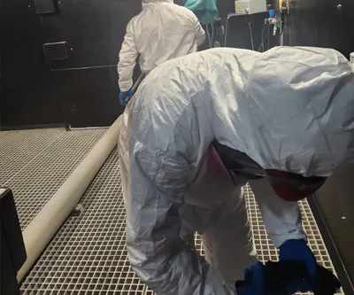 Limpieza en cámaras de acero inoxidable.