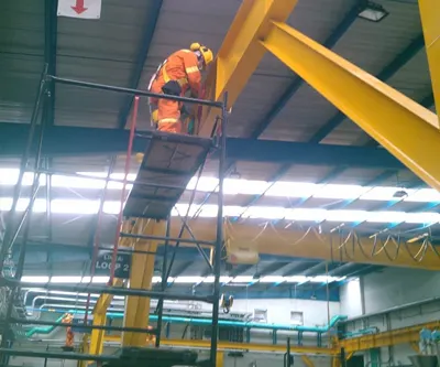 Limpieza de polipastos en bodega