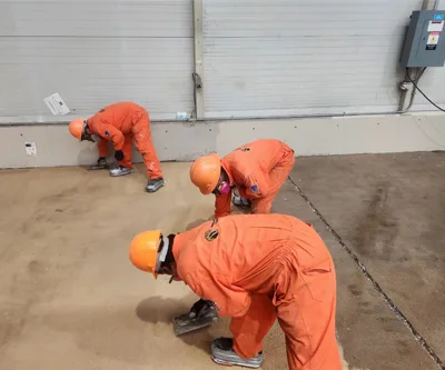 Instalación de mortero epóxico en piso industrial - Grupo Rex Mantenimiento Querétaro