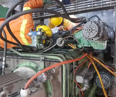 Limpieza de cabezales de prensas en fundición de aluminio